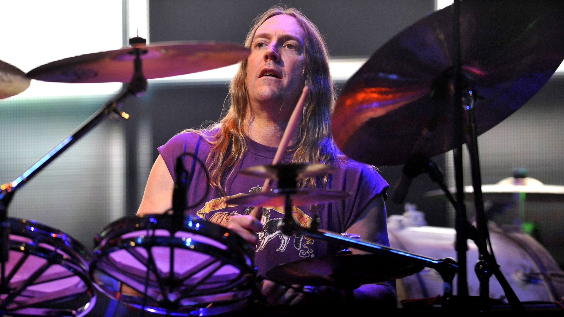 Danny Carey: Drummer TOOL yang Menolak Metronome dan Merangkul Keintiman Irama