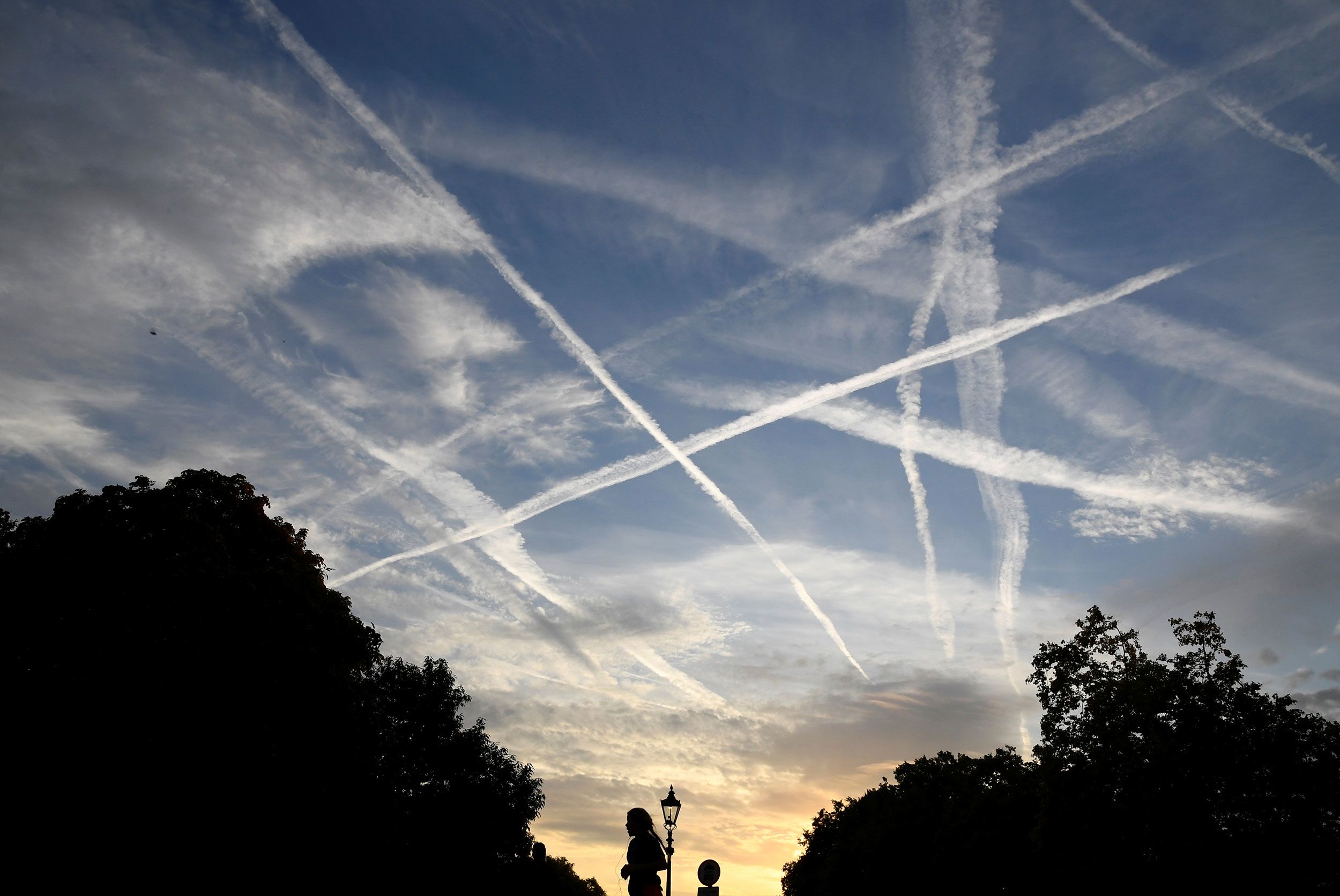 Chemtrails: Teori Konspirasi di Langit yang Tak Pernah Terbukti
