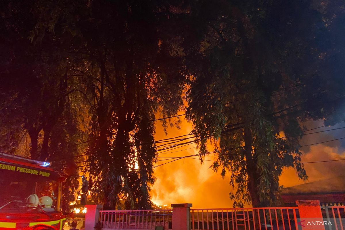 Kebakaran Hebat di Pasar Taman Puring: Ratusan Kios Hangus, Pedagang Menangis Tak Berdaya
