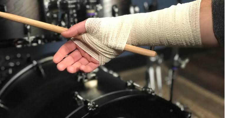 Kenapa Jari-Jari Sakit Setelah Bermain Drum?