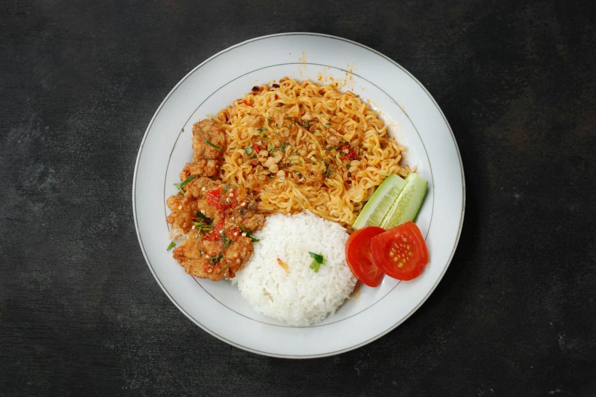 Pakar Gizi Ungkap Risiko Makan Nasi dan Mi Bersamaan dalam Jangka Panjang