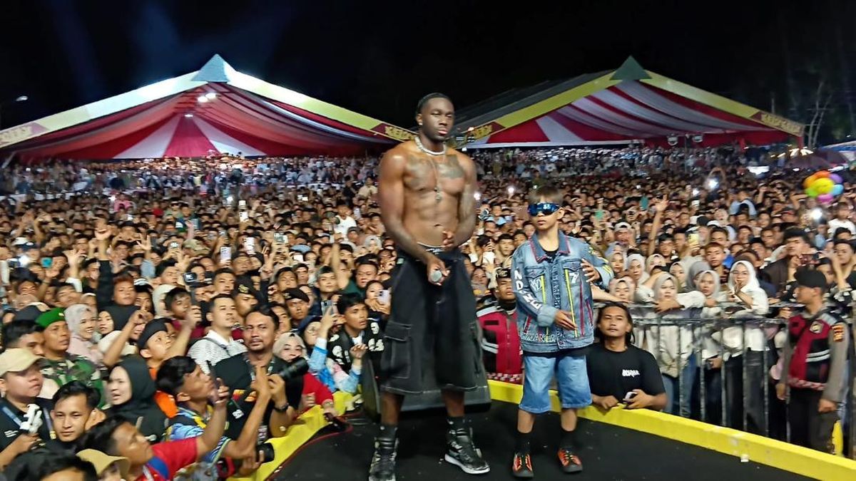 Momen Rapper Melly Mike Tampil Bareng Dhika ‘Aura Farming’ di Pacu Jalur Riau 2025