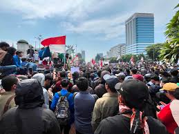 Demo 25 Agustus di Depan DPR Memanas, Massa Ricuh hingga Polisi Turun Tangan