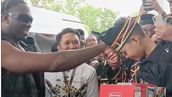Rapper Melly Mike Bertemu Dikha Aura Farming, Hadiahkan Nintendo