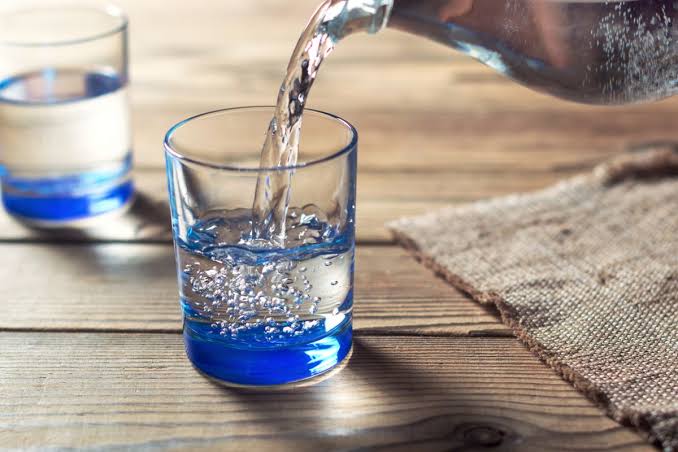 Manfaat Luar Biasa Minum Air Mineral Setiap Hari