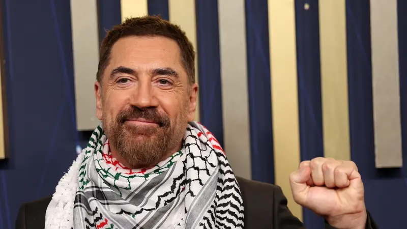 Javier Bardem Serukan Dukungan kepada Palestina di Red Carpet Emmy Awards 2025