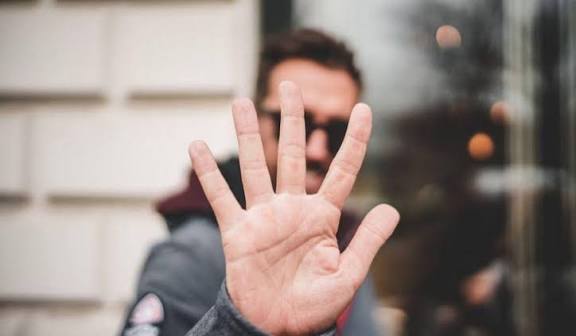 Kenapa Kita Sering Hidup dalam Denial tanpa Sadar?