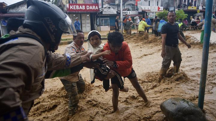 Banjir Bandang Meluas di Padang Akibat Jebolnya Bendungan Gunung Nago