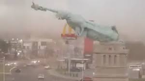 Replika Patung Liberty Roboh Diterjang Angin Kencang di Brasil